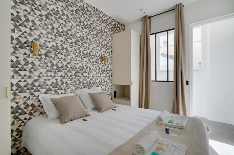 190 Fontaine - Superb In Paris. *