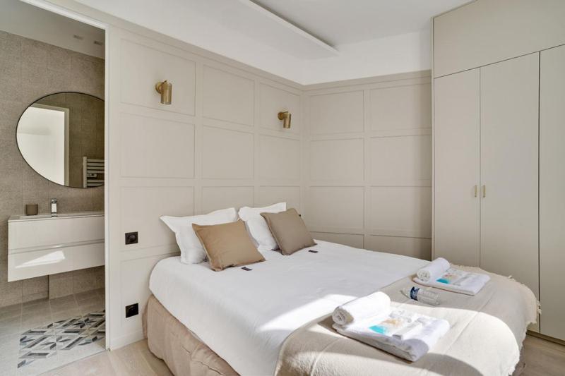 190 Fontaine - Superb In Paris. Paris