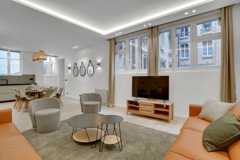 190 Fontaine - Superb In Paris. *