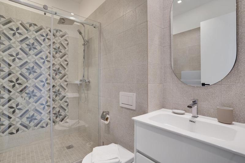 Apartment 190 Fontaine - Superb In Paris. *